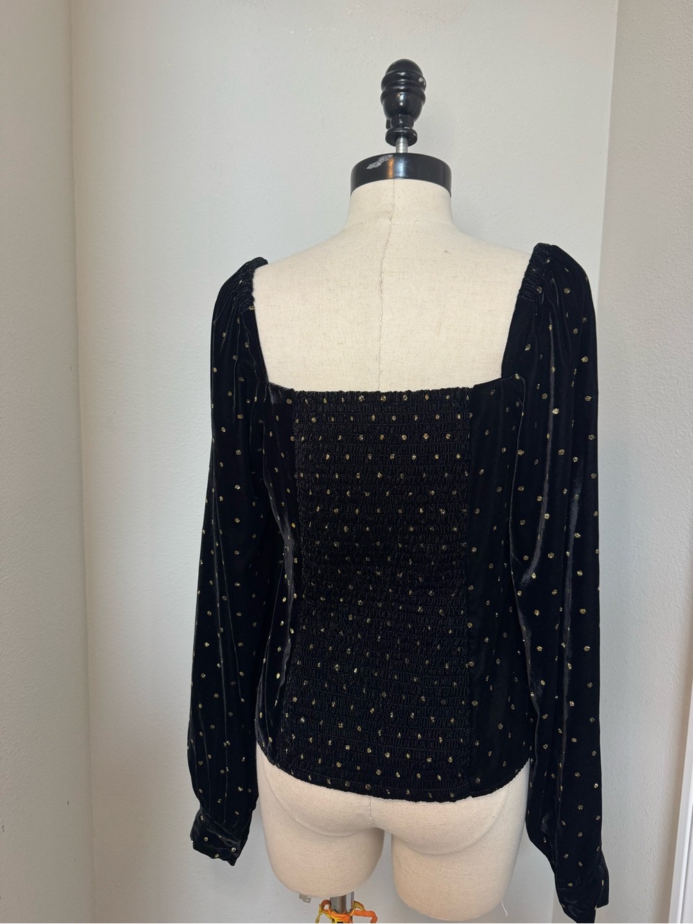 Sézane Annelise Blouse in black velvet with metallic gold polka dots - Picture 6 of 10